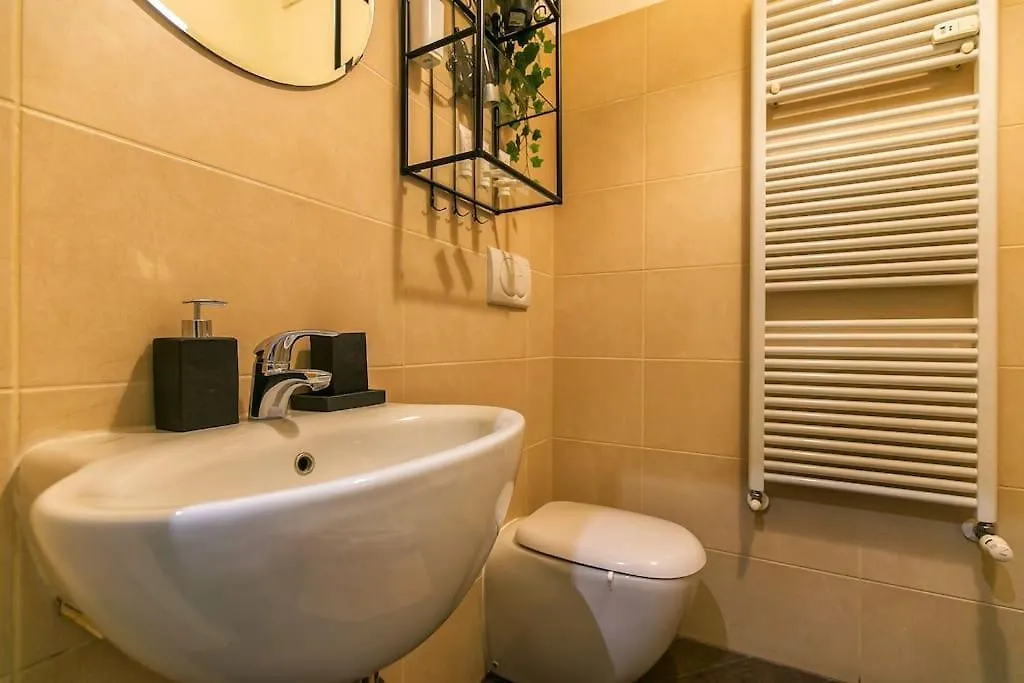Exclusive & Strategic 2-Bedroom Apartment, 50M From M4 Milánó Apartman