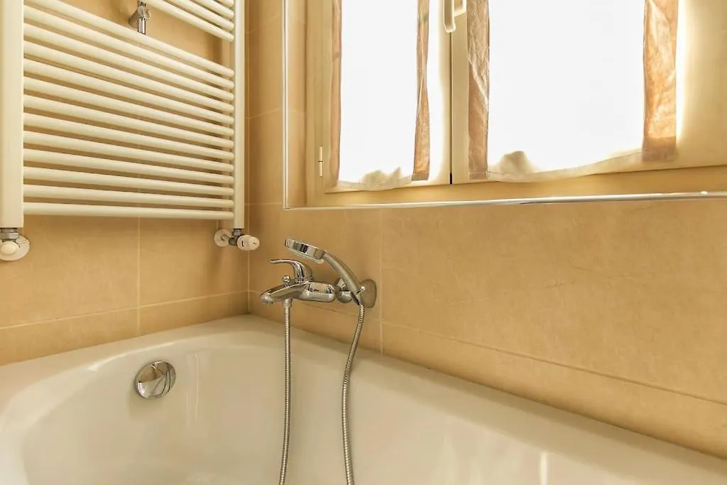 Exclusive & Strategic 2-Bedroom Apartment, 50M From M4 Milánó Apartman