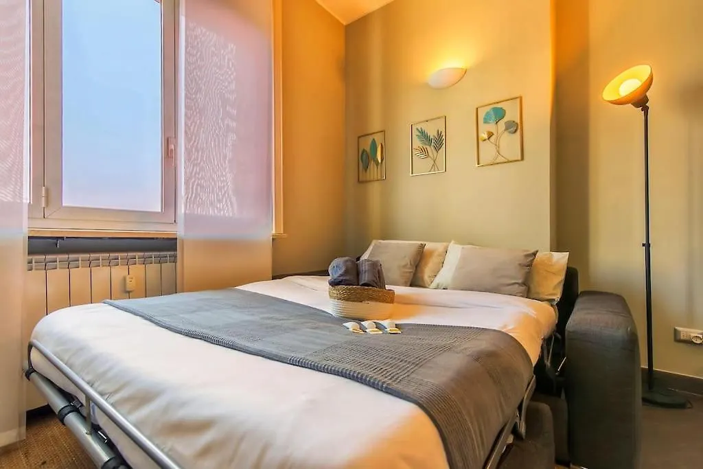 Exclusive & Strategic 2-Bedroom Apartment, 50M From M4 Milánó 0*,  Olaszország