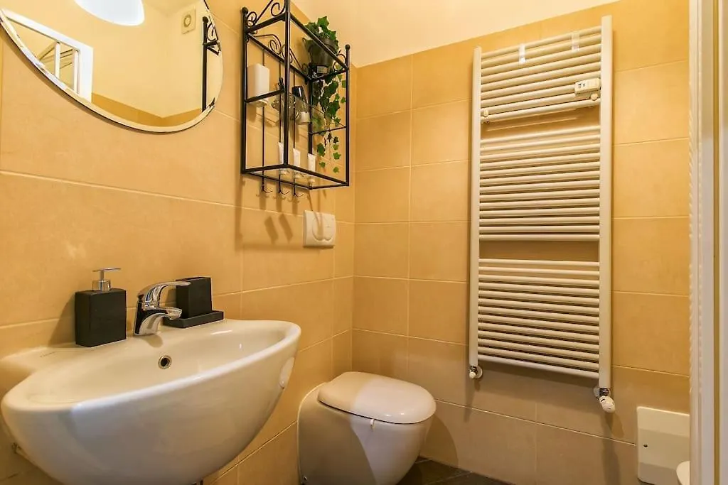 Exclusive & Strategic 2-Bedroom Apartment, 50M From M4 Milánó