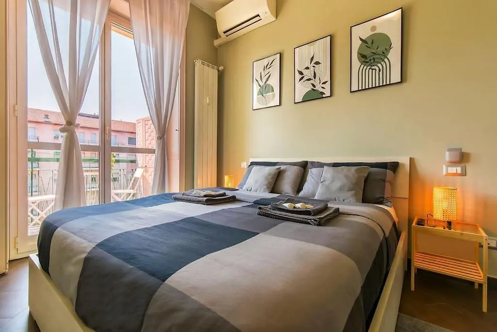 Exclusive & Strategic 2-Bedroom Apartment, 50M From M4 Milánó Apartman