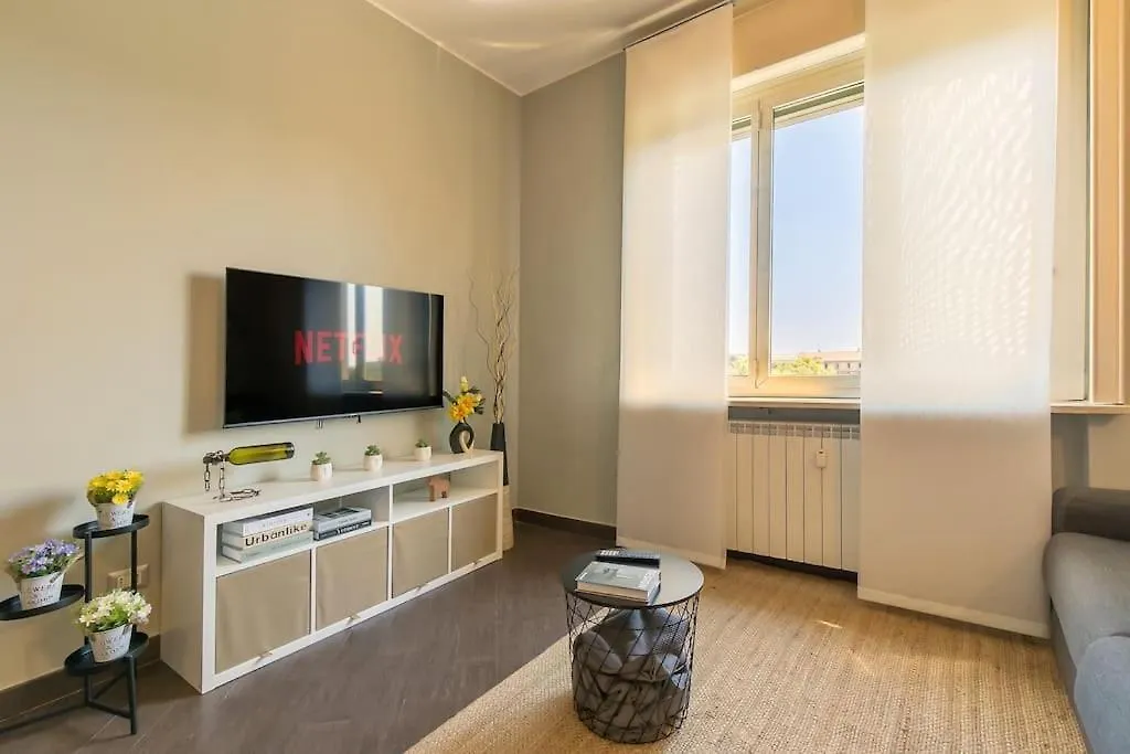 Exclusive & Strategic 2-Bedroom Apartment, 50M From M4 Milánó 0*,
