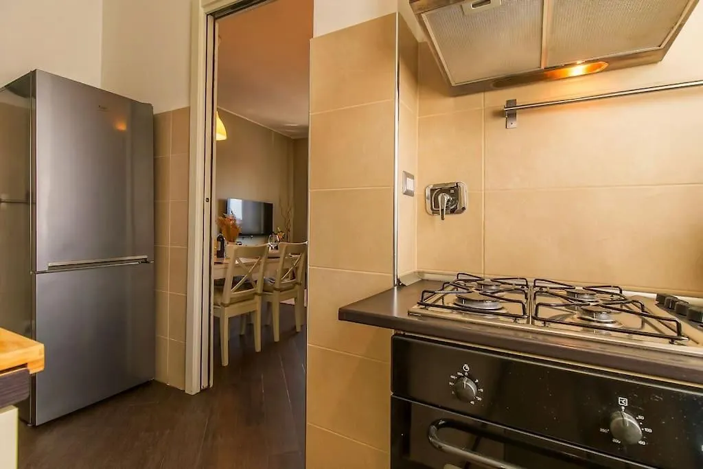 Exclusive & Strategic 2-Bedroom Apartment, 50M From M4 Milánó Apartman