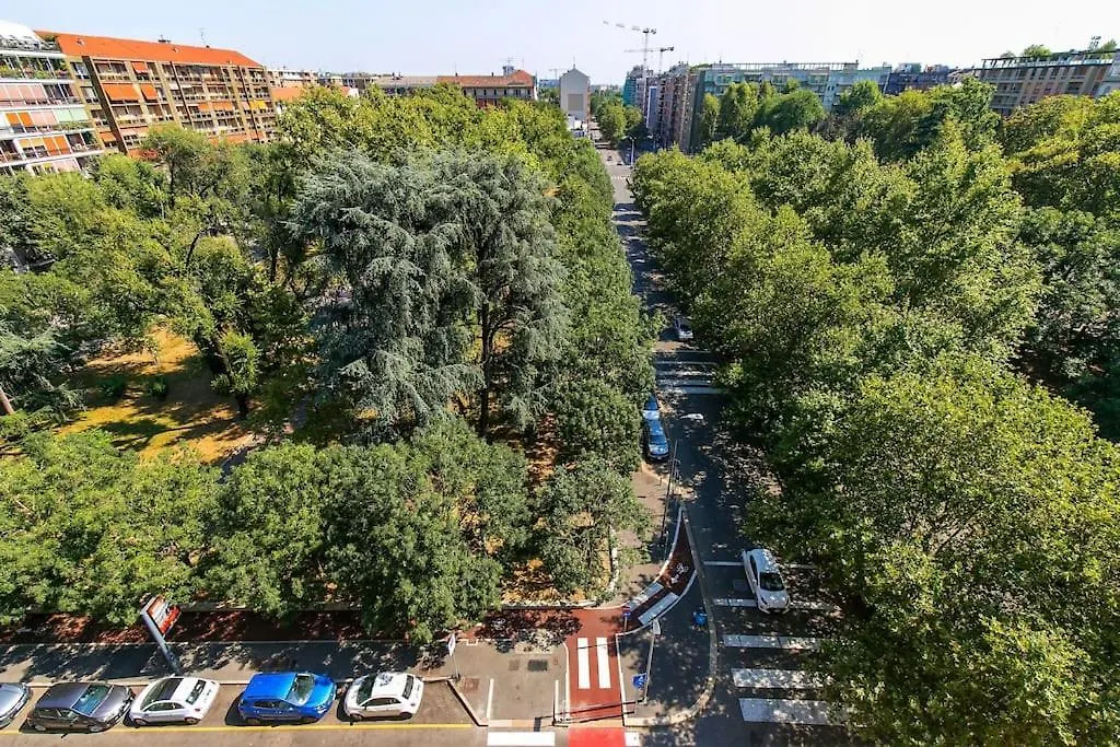 Exclusive & Strategic 2-Bedroom Apartment, 50M From M4 Milánó Apartman