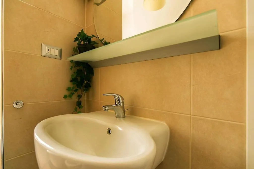 Exclusive & Strategic 2-Bedroom Apartment, 50M From M4 Milánó Olaszország