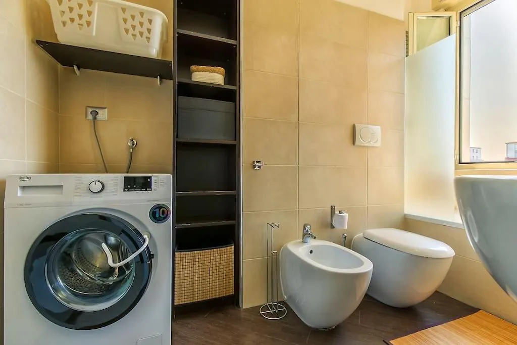 Exclusive & Strategic 2-Bedroom Apartment, 50M From M4 Milánó Olaszország