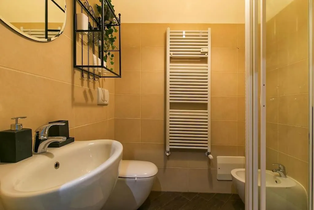 Exclusive & Strategic 2-Bedroom Apartment, 50M From M4 Milánó