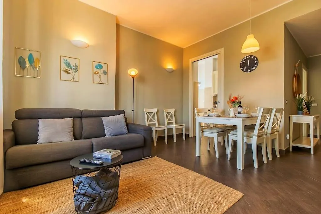 Exclusive & Strategic 2-Bedroom Apartment, 50M From M4 Milánó Apartman